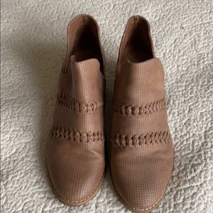 Universal Thread light brown booties size 9.5